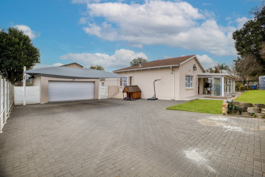 3 Bedroom Property for Sale in Fontainebleau Gauteng
