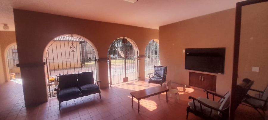 To Let 4 Bedroom Property for Rent in Waterkloof Gauteng