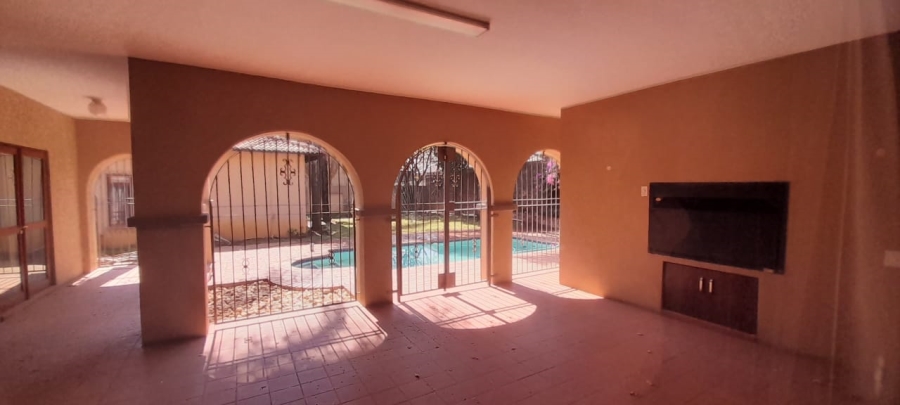 To Let 4 Bedroom Property for Rent in Waterkloof Gauteng