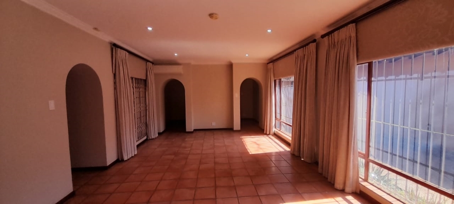 To Let 4 Bedroom Property for Rent in Waterkloof Gauteng
