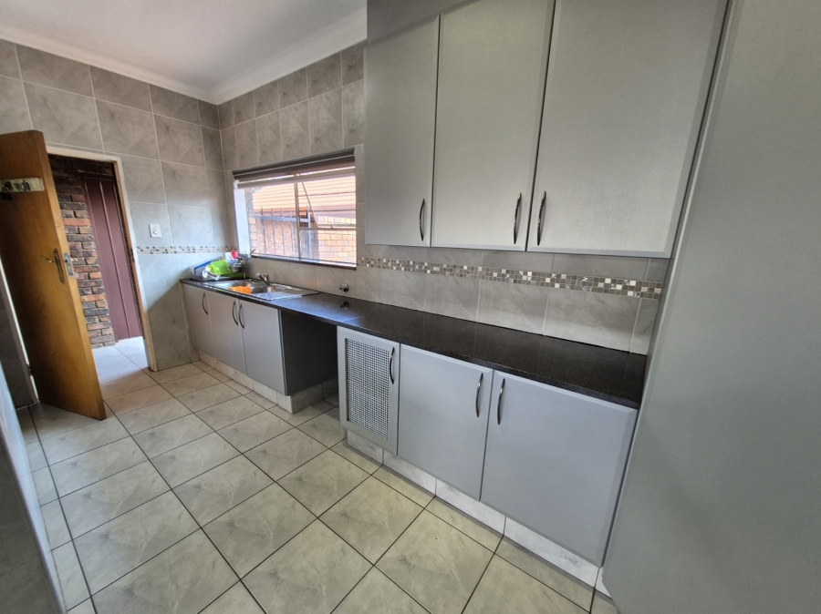 To Let 5 Bedroom Property for Rent in Randjesfontein A H Gauteng