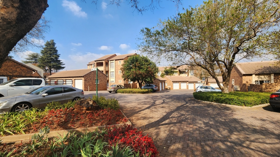 2 Bedroom Property for Sale in Die Hoewes Gauteng