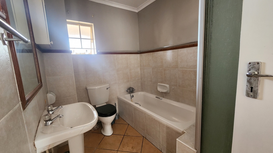 2 Bedroom Property for Sale in Die Hoewes Gauteng