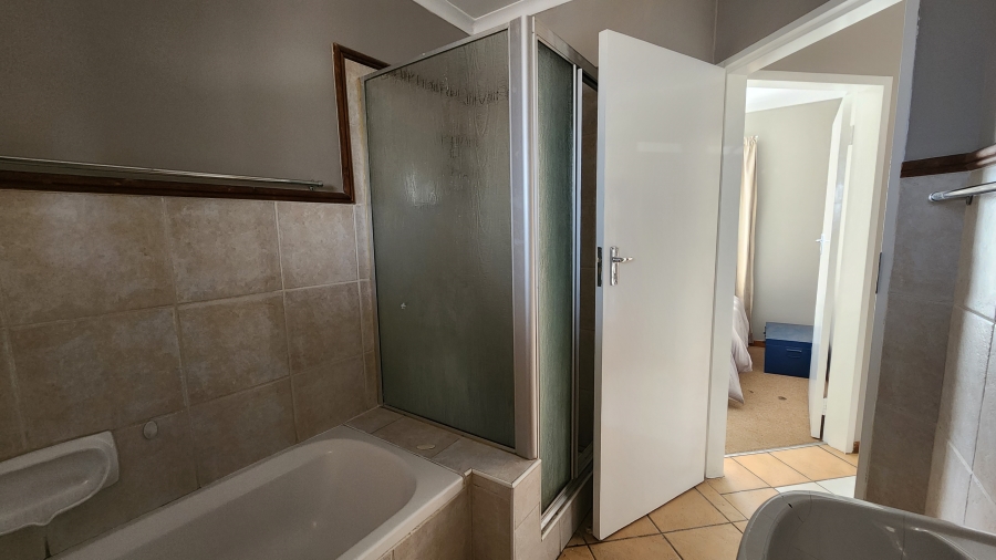 2 Bedroom Property for Sale in Die Hoewes Gauteng