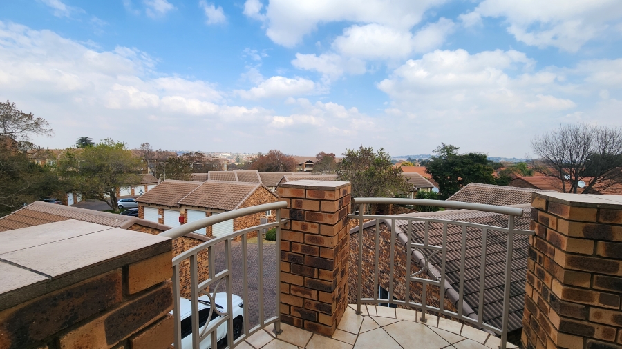 2 Bedroom Property for Sale in Die Hoewes Gauteng