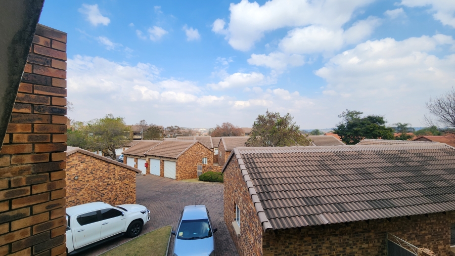 2 Bedroom Property for Sale in Die Hoewes Gauteng