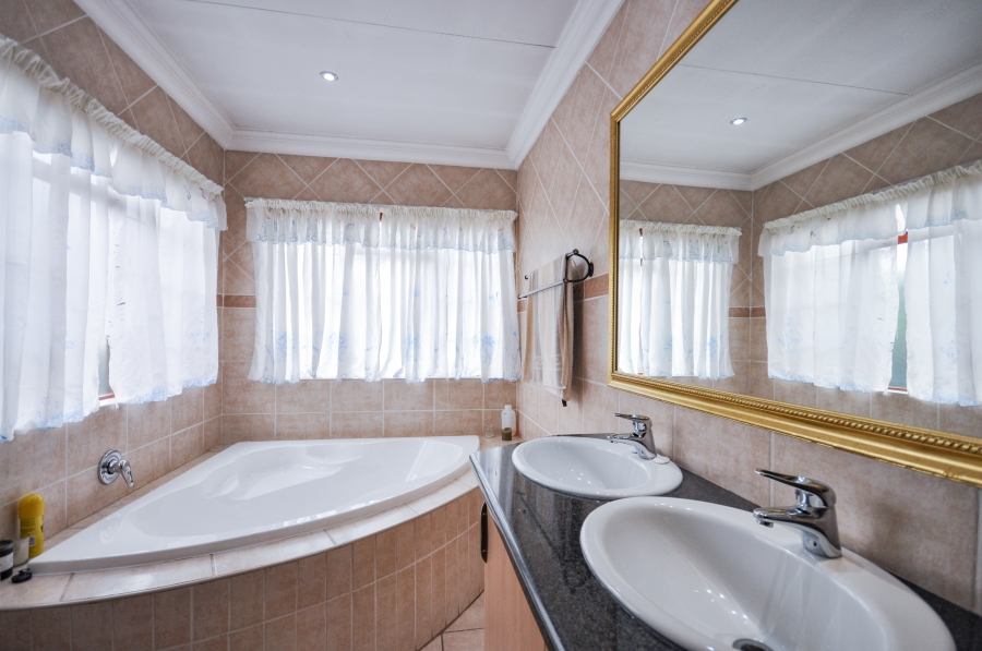 5 Bedroom Property for Sale in Menlo Park Gauteng