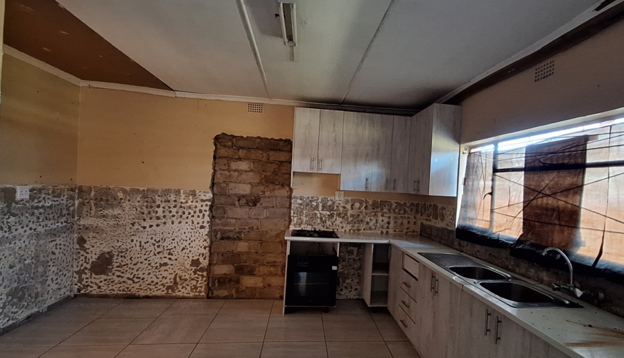 7 Bedroom Property for Sale in Theoville Gauteng