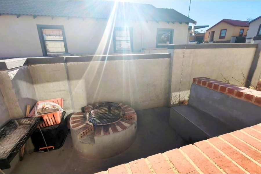 3 Bedroom Property for Sale in Kosmosdal Gauteng