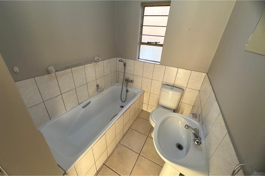 To Let 2 Bedroom Property for Rent in Greenhills Gauteng