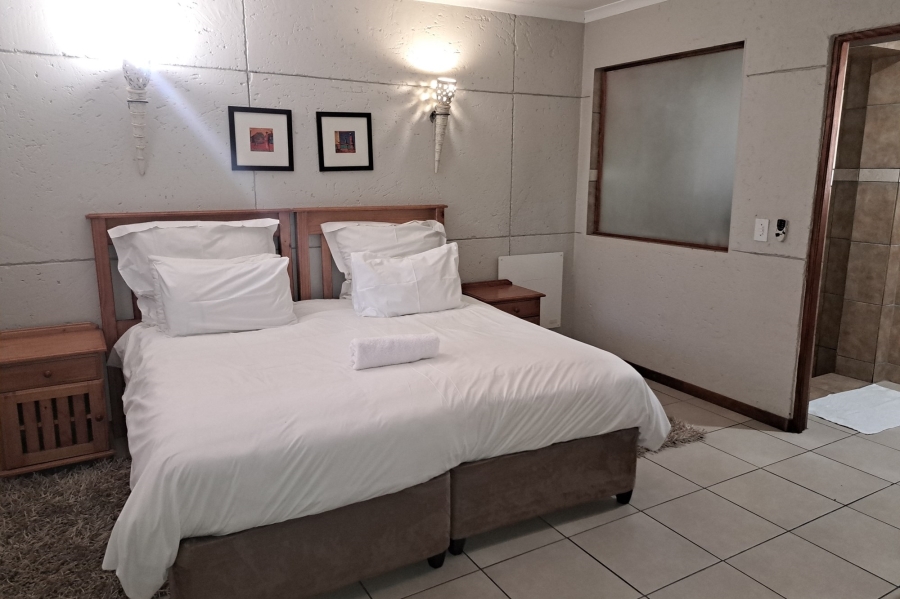 6 Bedroom Property for Sale in Magaliessig Gauteng