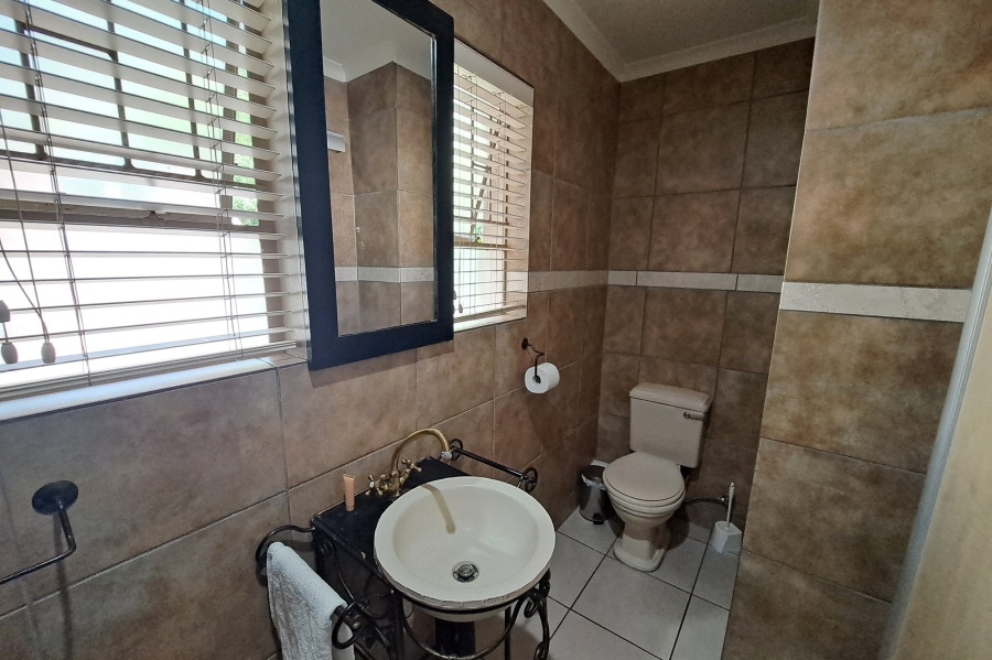 6 Bedroom Property for Sale in Magaliessig Gauteng