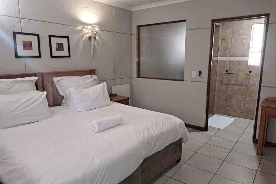 6 Bedroom Property for Sale in Magaliessig Gauteng