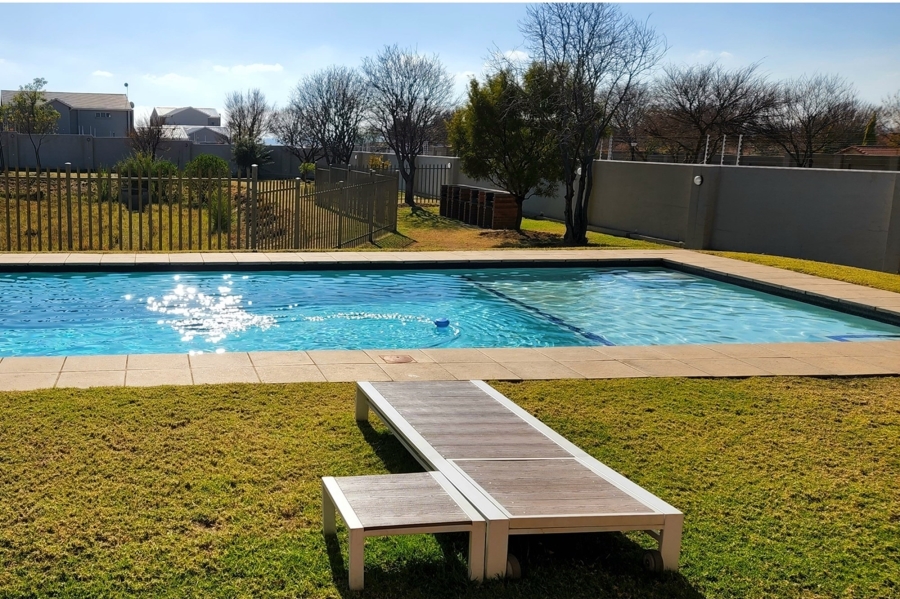 To Let 2 Bedroom Property for Rent in Blue Hills Gauteng