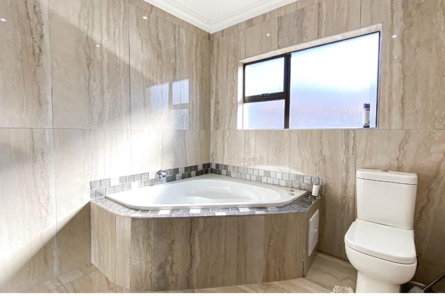 4 Bedroom Property for Sale in Helderwyk Gauteng