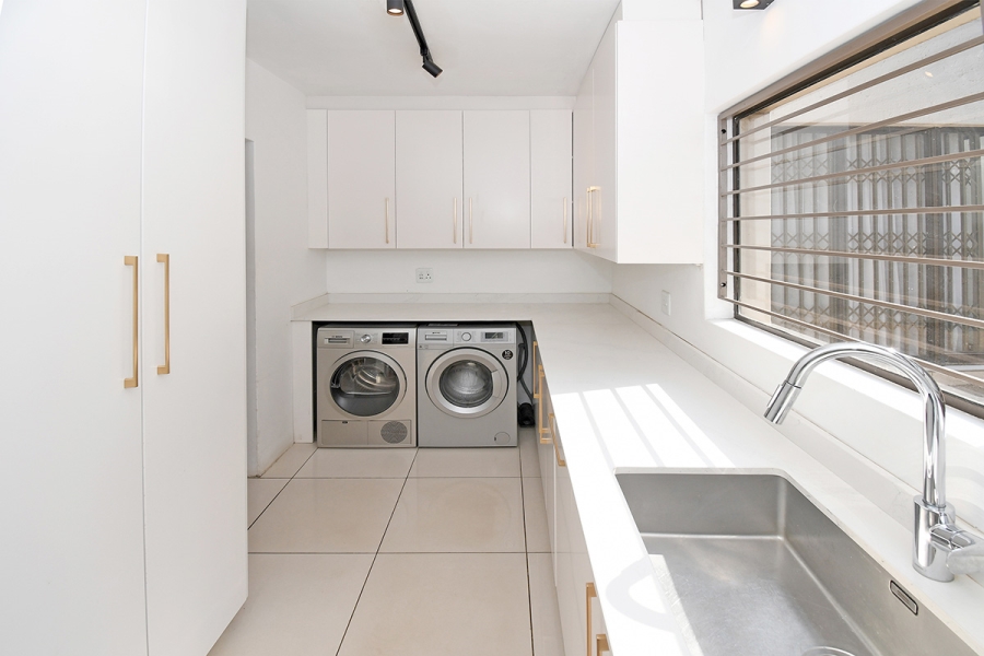 4 Bedroom Property for Sale in Benmore Gardens Gauteng