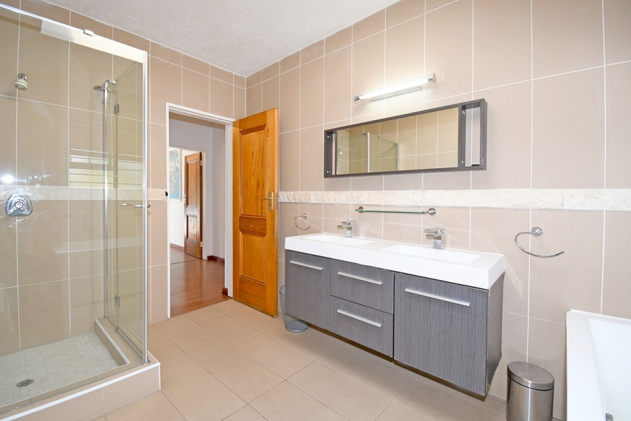 4 Bedroom Property for Sale in Benmore Gardens Gauteng