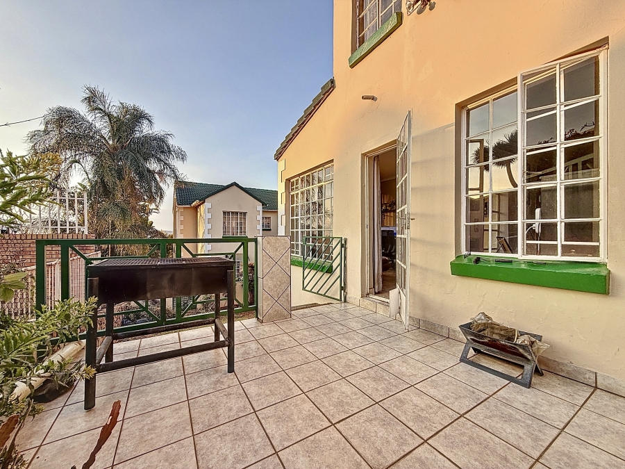 2 Bedroom Property for Sale in La Montagne Gauteng