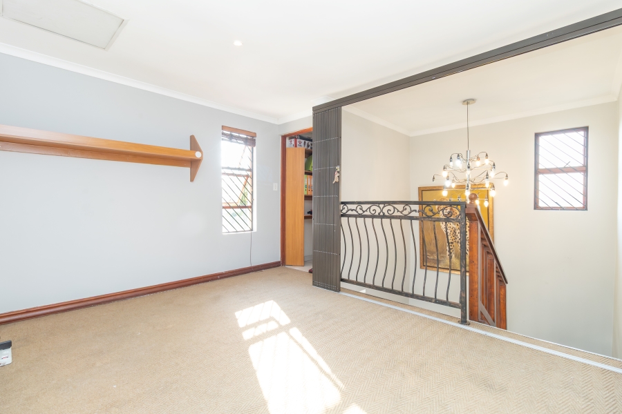 4 Bedroom Property for Sale in Magaliessig Gauteng
