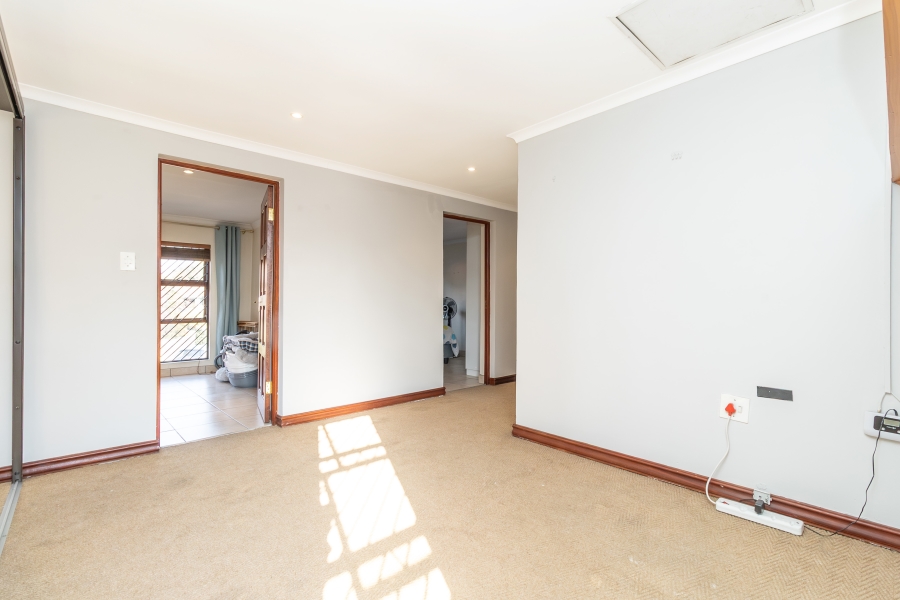 4 Bedroom Property for Sale in Magaliessig Gauteng