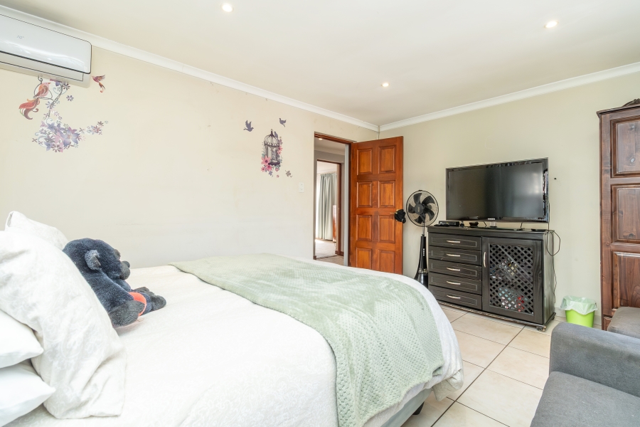 4 Bedroom Property for Sale in Magaliessig Gauteng