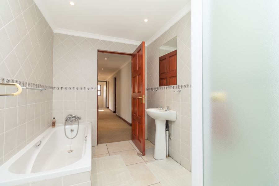 4 Bedroom Property for Sale in Magaliessig Gauteng