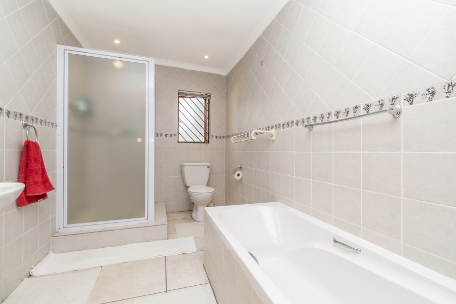 4 Bedroom Property for Sale in Magaliessig Gauteng