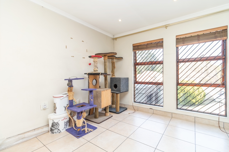 4 Bedroom Property for Sale in Magaliessig Gauteng