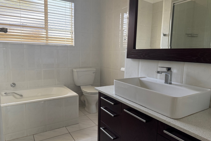 To Let 5 Bedroom Property for Rent in Constantia Kloof Gauteng