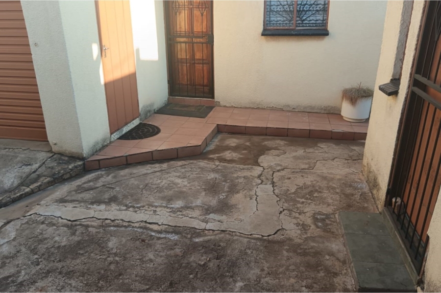 2 Bedroom Property for Sale in Mapetla Gauteng
