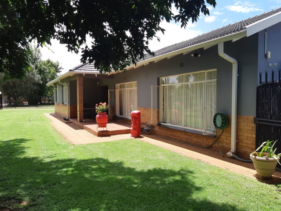 4 Bedroom Property for Sale in Carletonville Central Gauteng