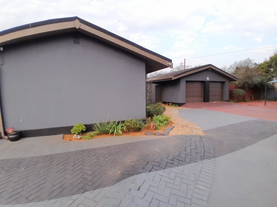3 Bedroom Property for Sale in Oberholzer Gauteng