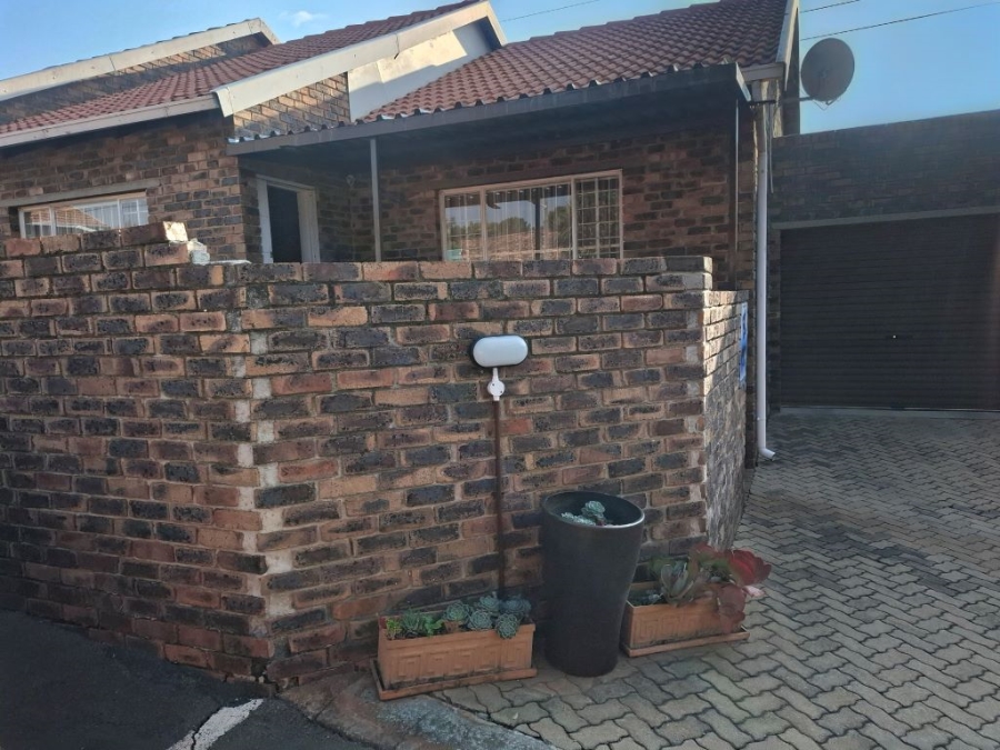 2 Bedroom Property for Sale in Noordheuwel Gauteng