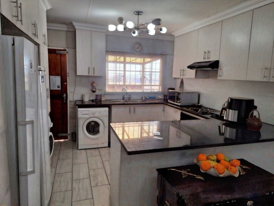 2 Bedroom Property for Sale in Noordheuwel Gauteng
