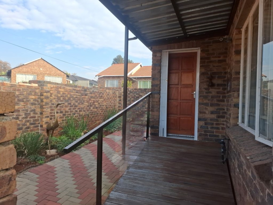 2 Bedroom Property for Sale in Noordheuwel Gauteng