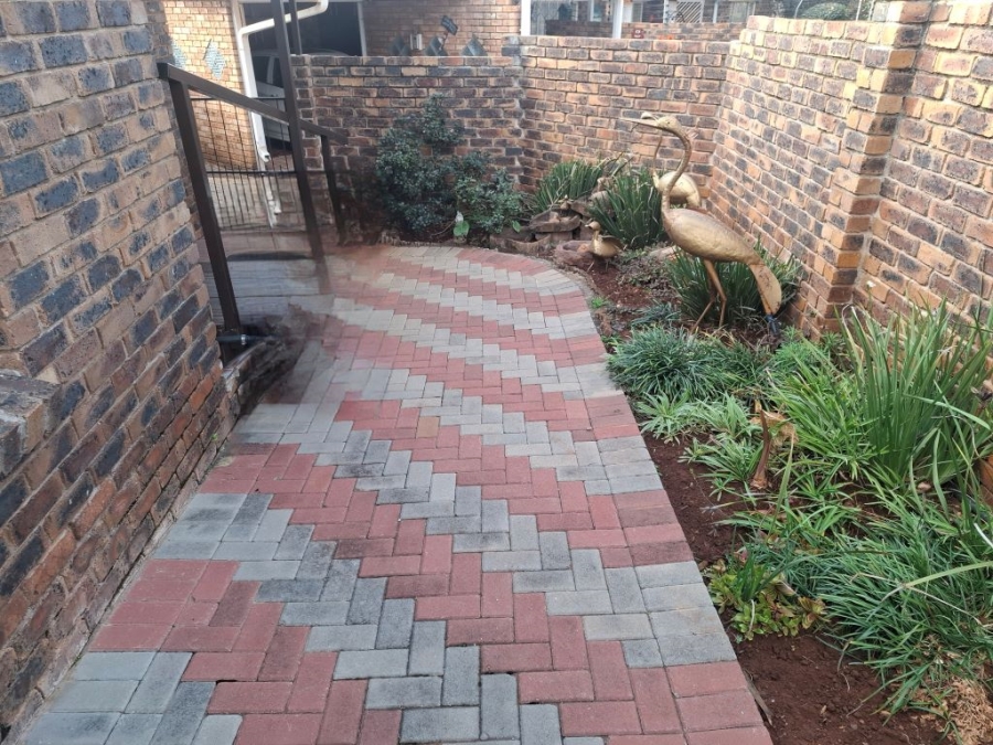 2 Bedroom Property for Sale in Noordheuwel Gauteng