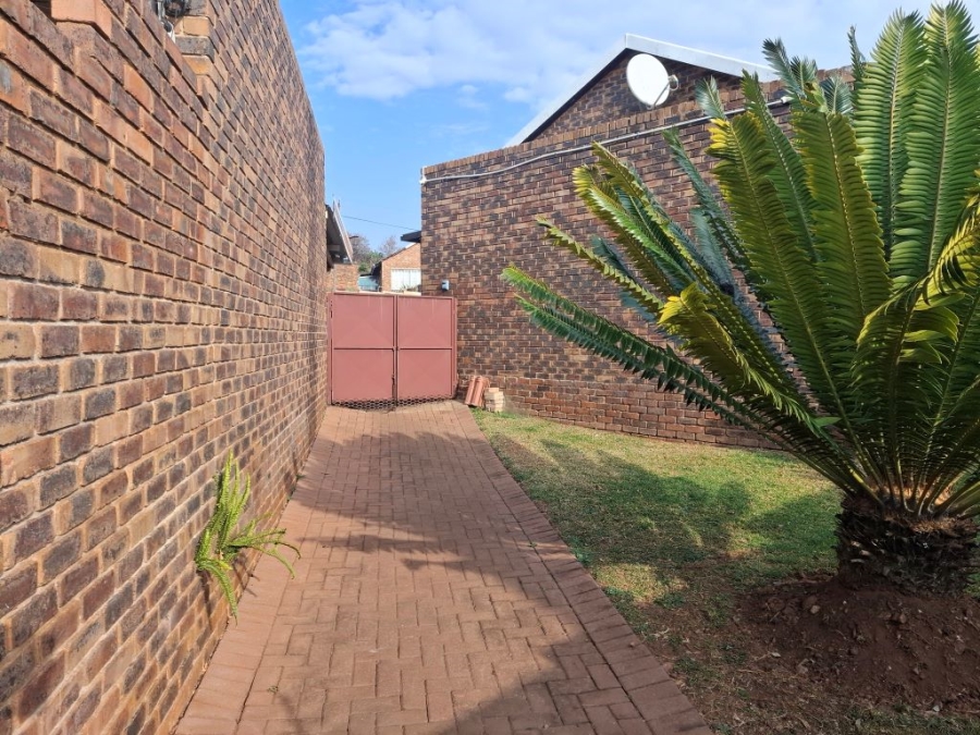 2 Bedroom Property for Sale in Noordheuwel Gauteng