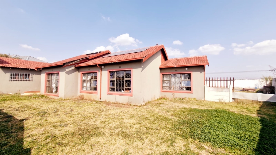 3 Bedroom Property for Sale in Brackendowns Gauteng