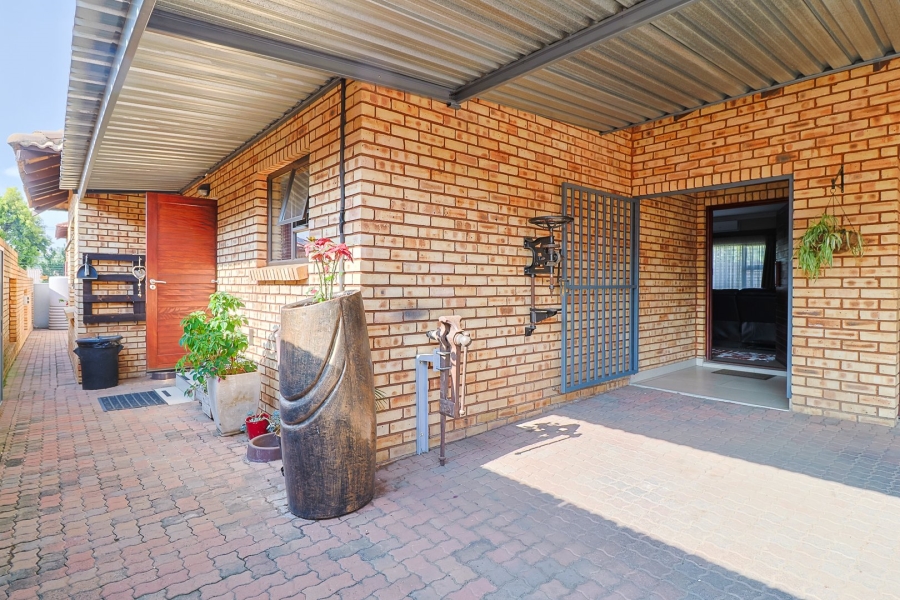 4 Bedroom Property for Sale in New Redruth Gauteng