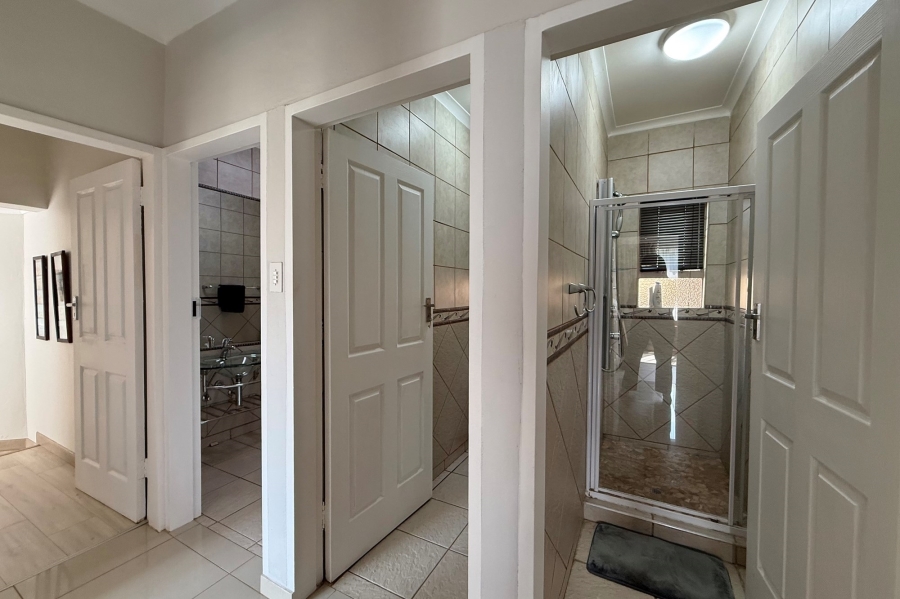 5 Bedroom Property for Sale in Moreleta Park Gauteng