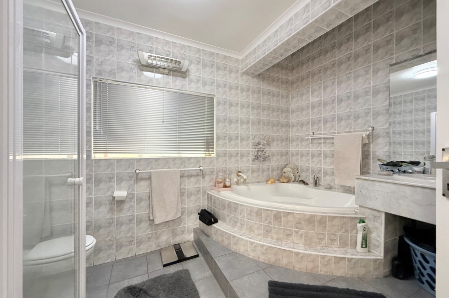 5 Bedroom Property for Sale in Moreleta Park Gauteng