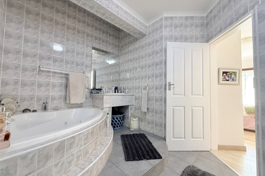5 Bedroom Property for Sale in Moreleta Park Gauteng