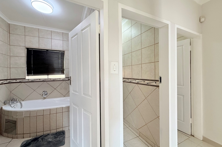 5 Bedroom Property for Sale in Moreleta Park Gauteng