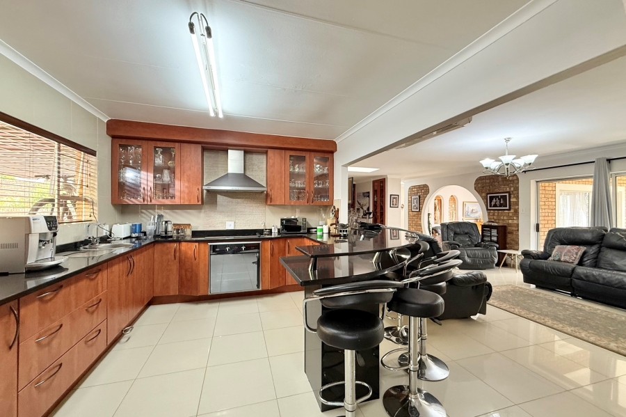 5 Bedroom Property for Sale in Moreleta Park Gauteng