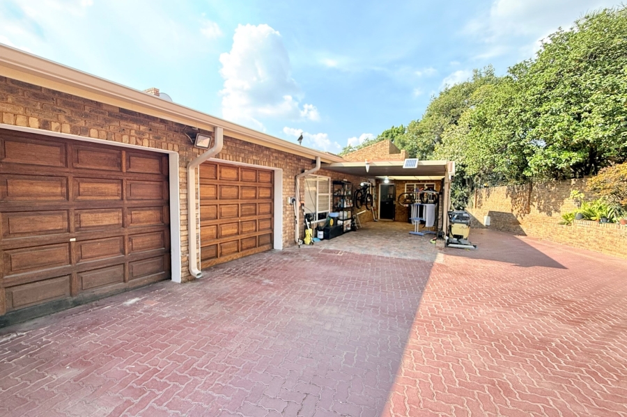 5 Bedroom Property for Sale in Moreleta Park Gauteng