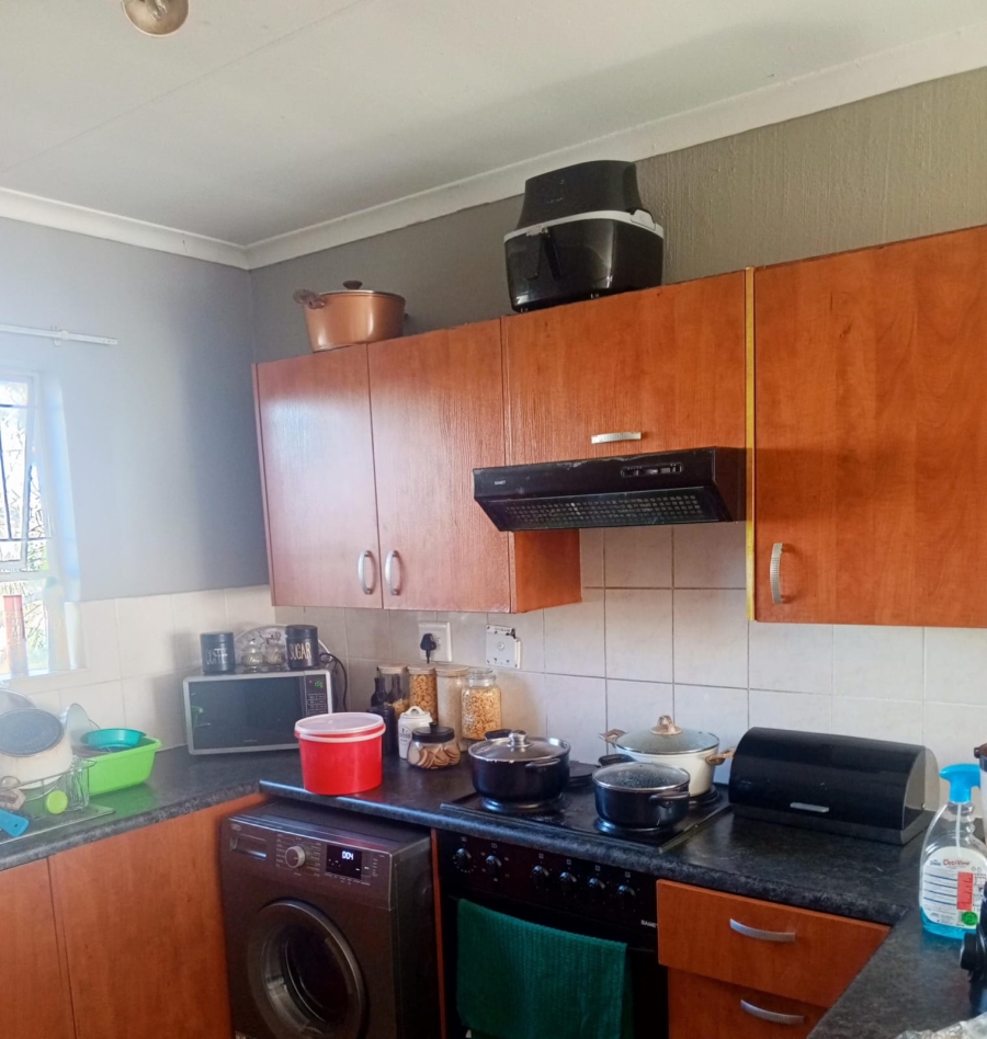 To Let 2 Bedroom Property for Rent in Vorna Valley Gauteng