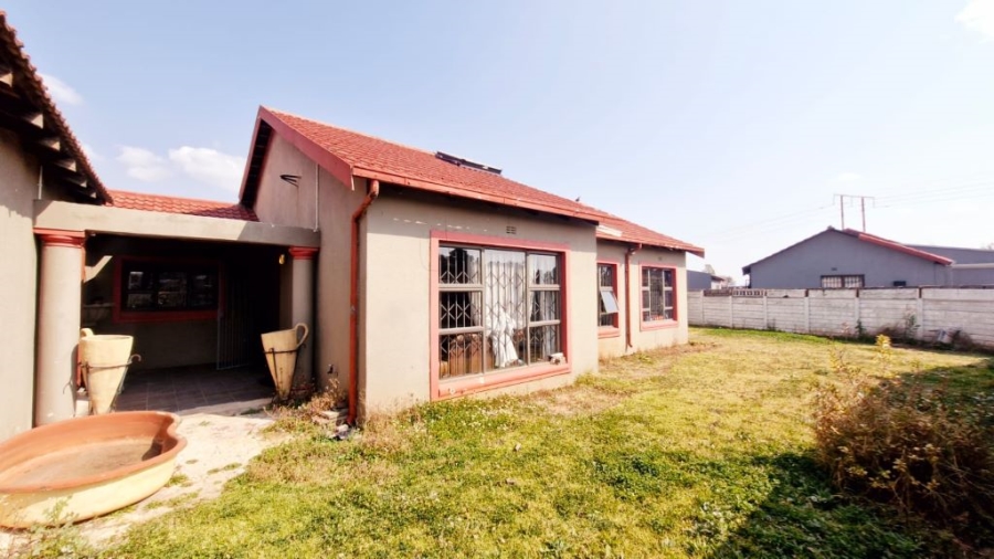 3 Bedroom Property for Sale in Brackendowns Gauteng