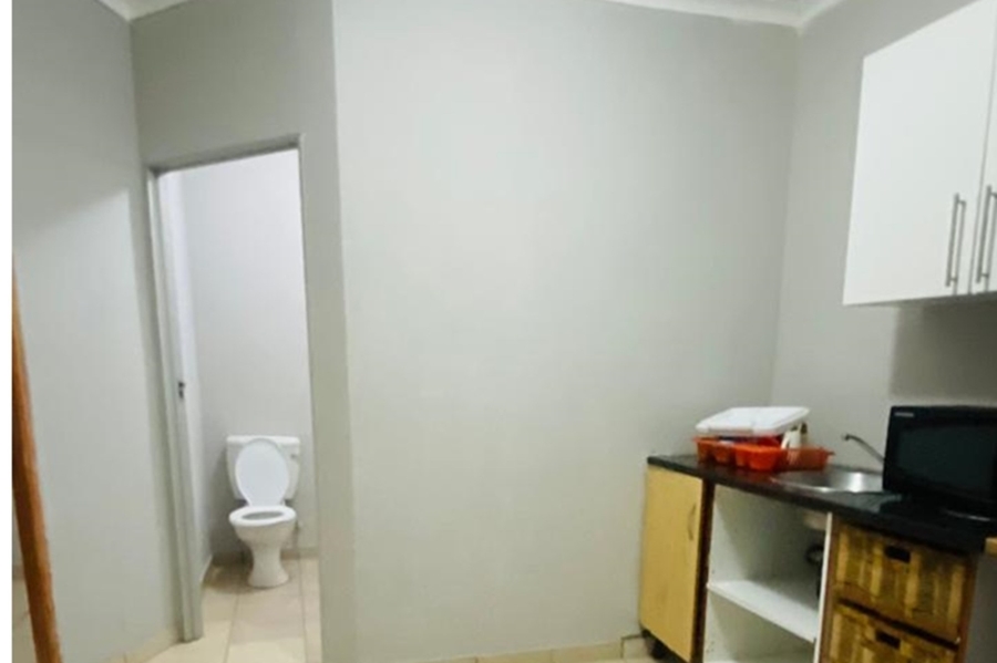 To Let 1 Bedroom Property for Rent in Buccleuch Gauteng