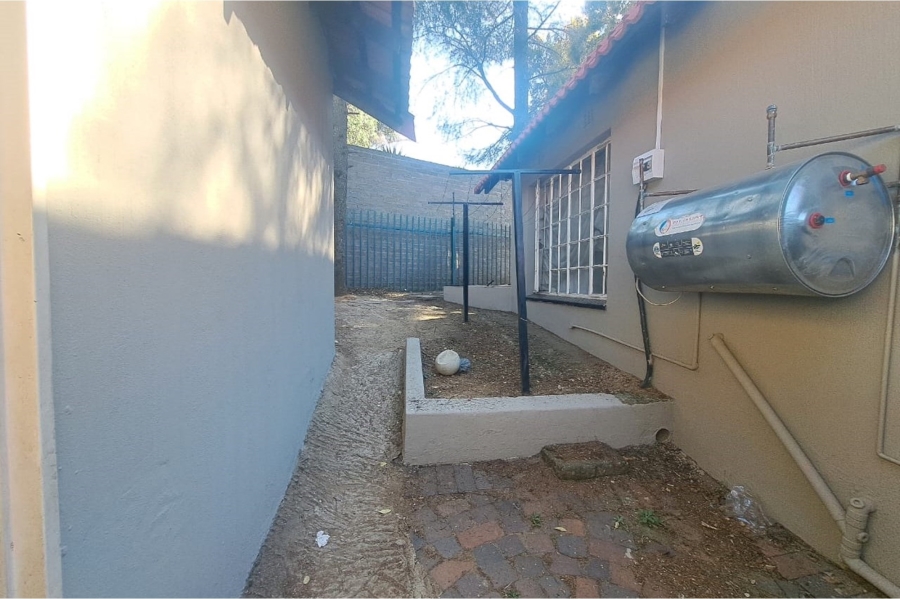To Let 1 Bedroom Property for Rent in Buccleuch Gauteng