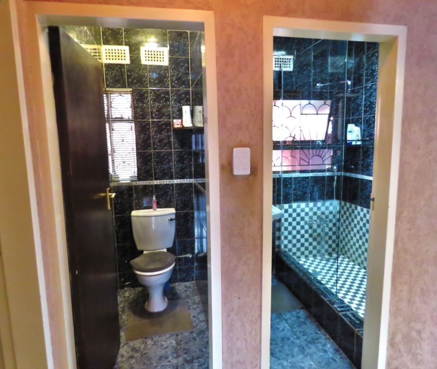 6 Bedroom Property for Sale in Lenasia Ext 3 Gauteng